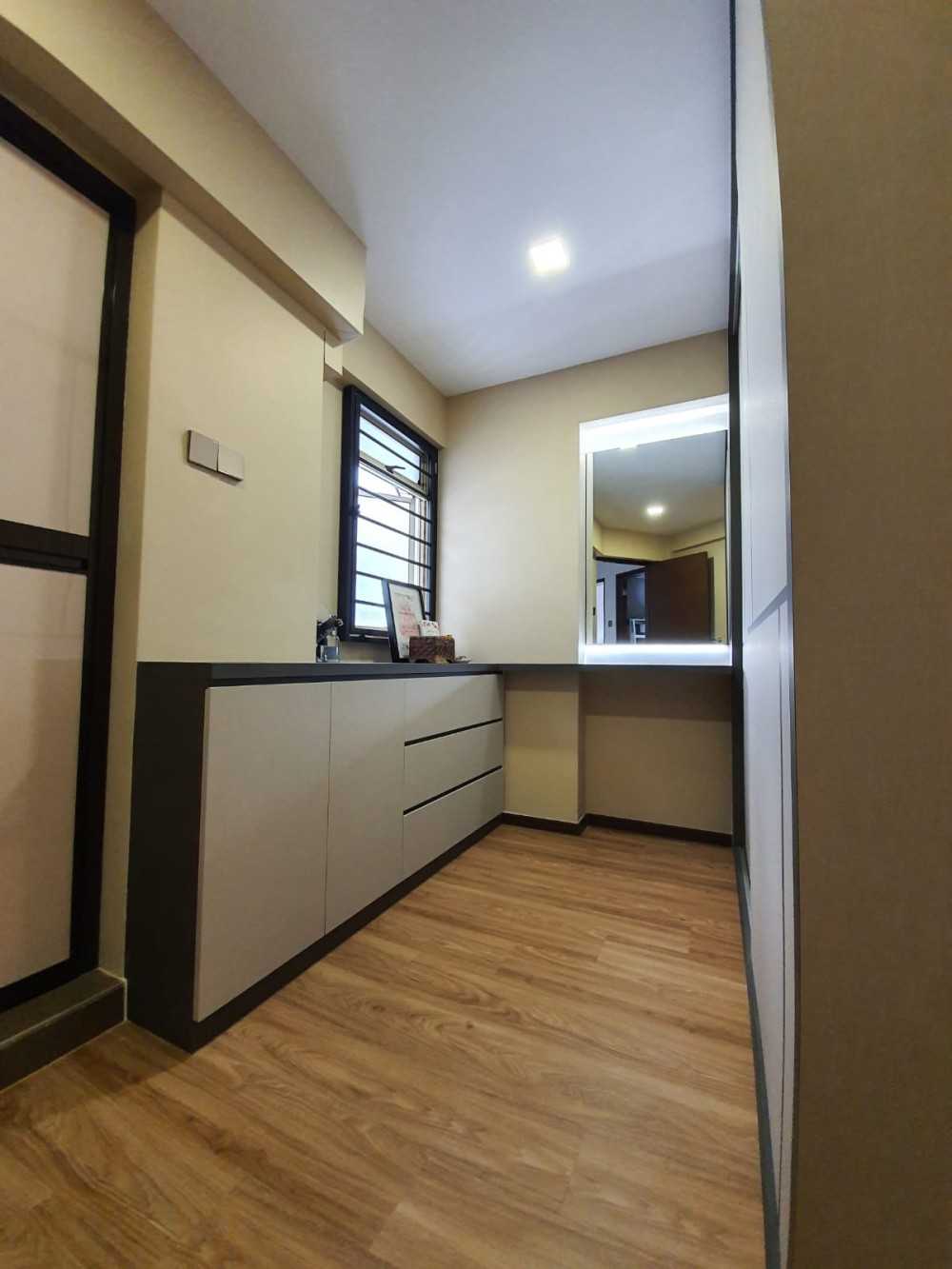 Modern Walk-in Wardrobe with Mirror and Wardrobe