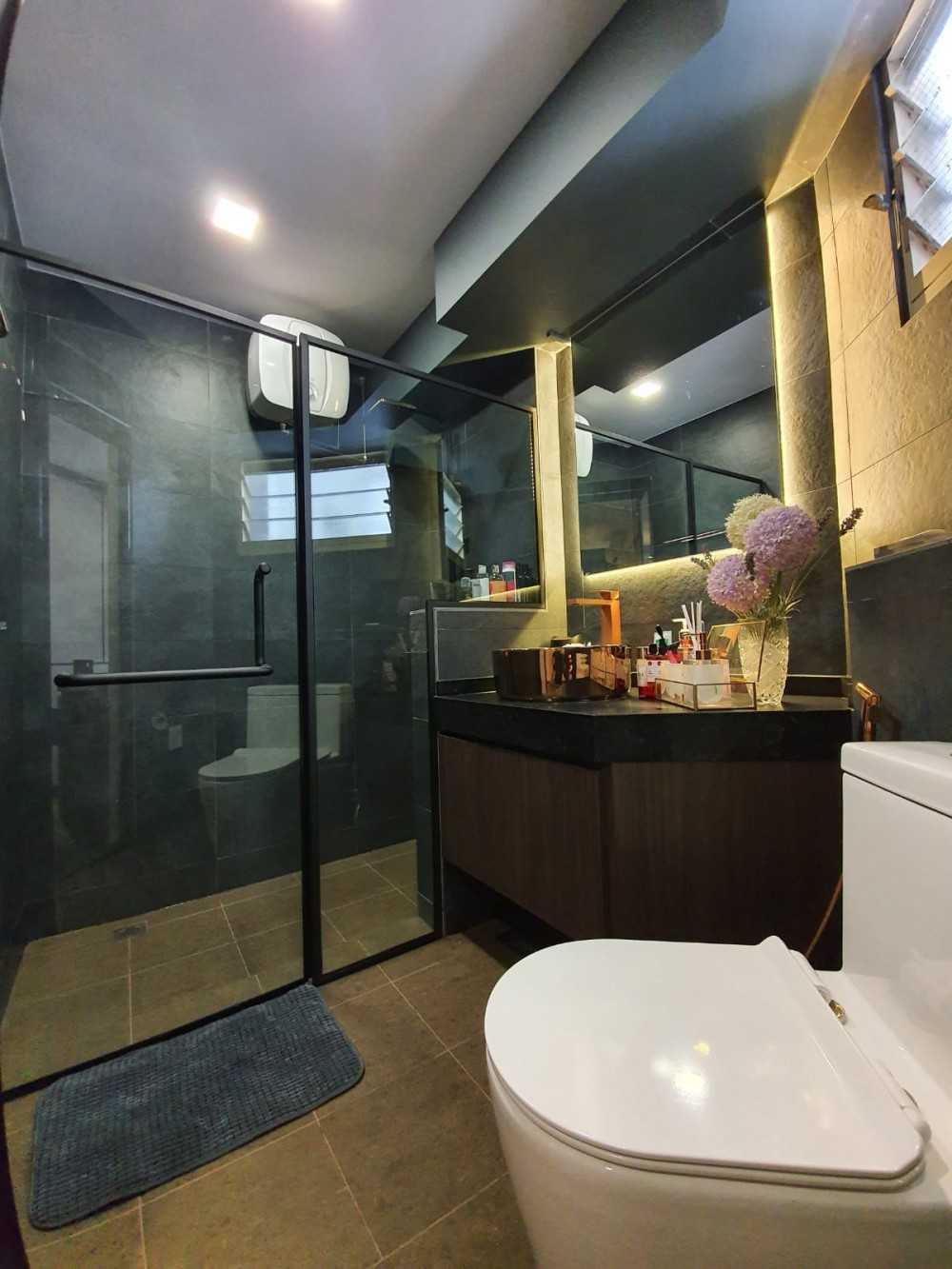 Modern Bathroom with Homogeneous Tiles and Shower Screen
