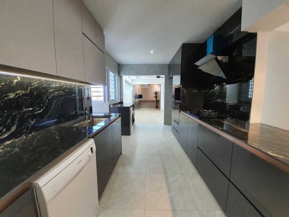 Modern Kitchen with Homogeneous Tiles and Kitchen Island