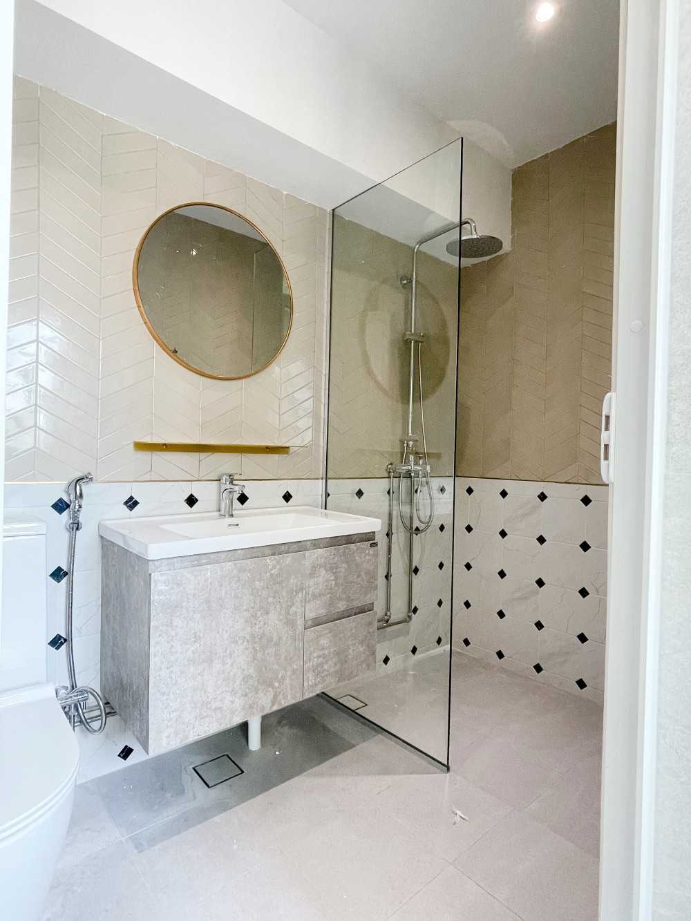 Modern Bathroom with Homogeneous Tiles and Shower Screen