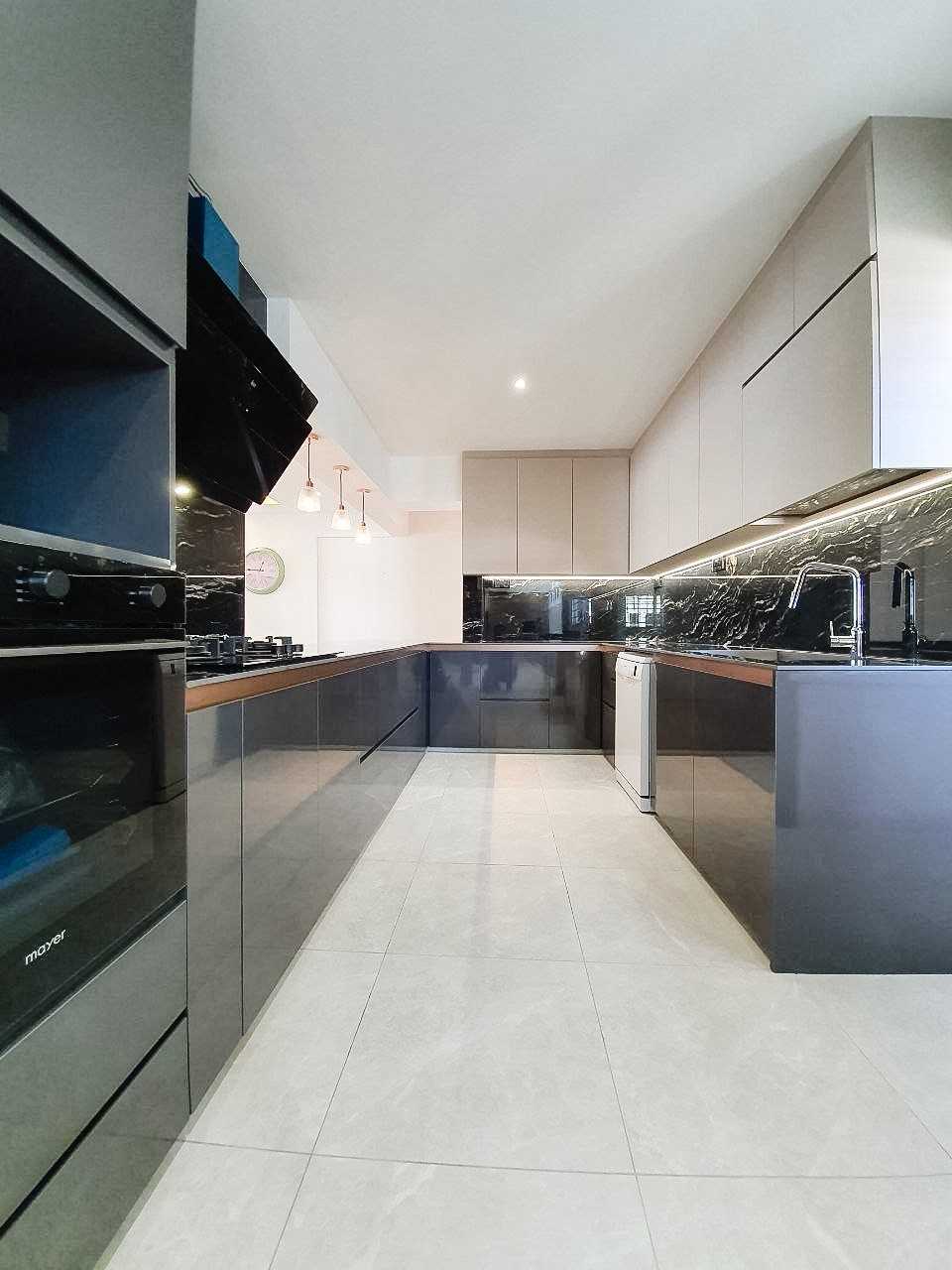 Modern Kitchen with Homogeneous Tiles and Kitchen Island