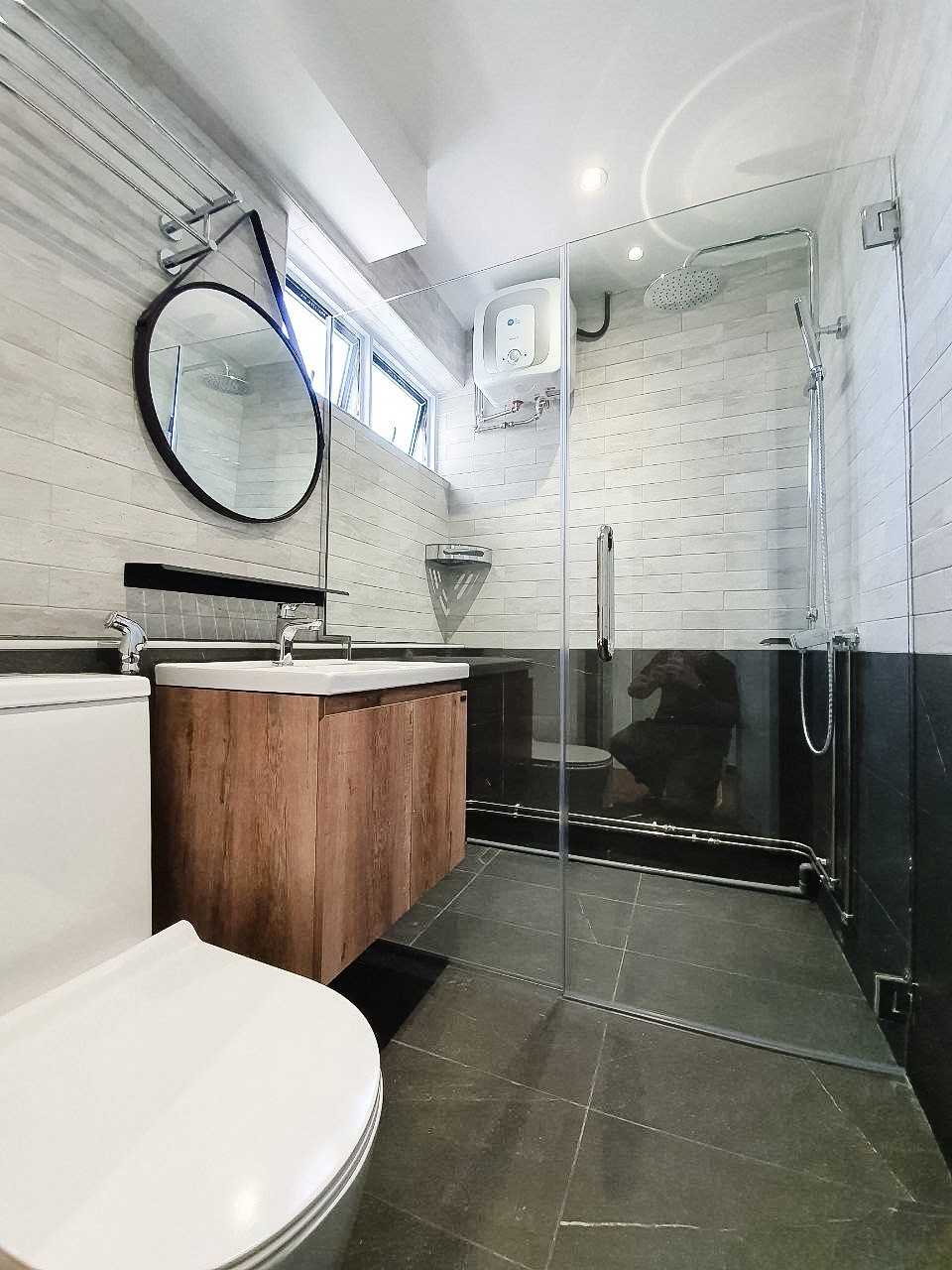 Modern Bathroom with Homogeneous Tiles and Shower Screen