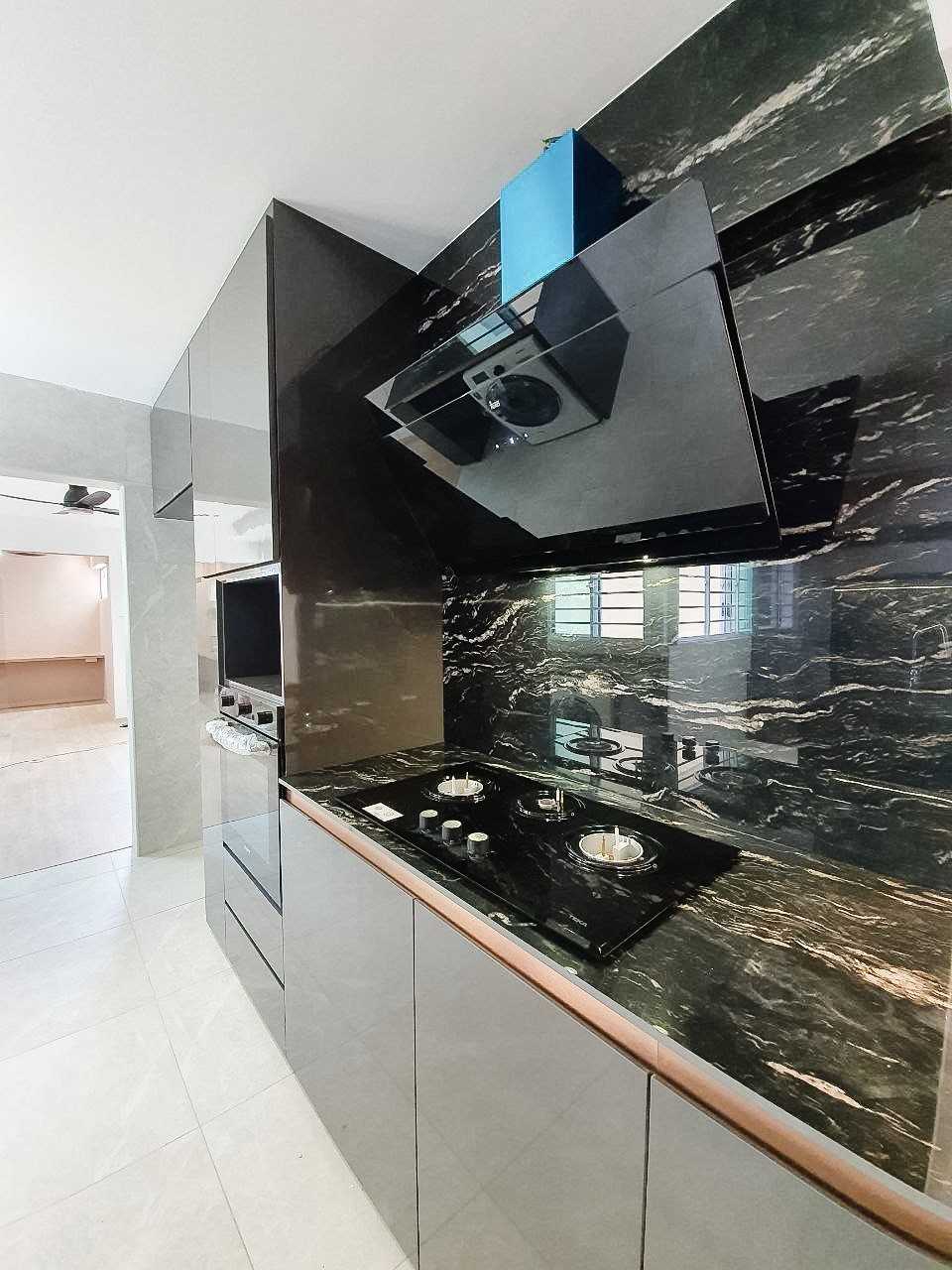 Modern Kitchen with Countertop and Open Kitchen