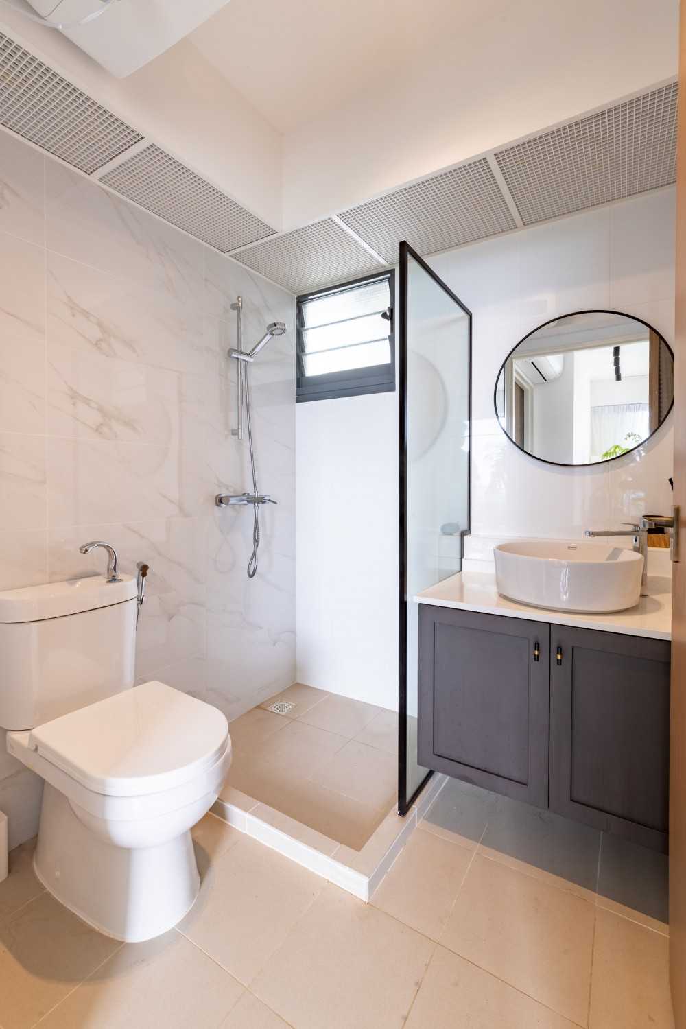 Minimalist Bathroom with Homogeneous Tiles and Mirror
