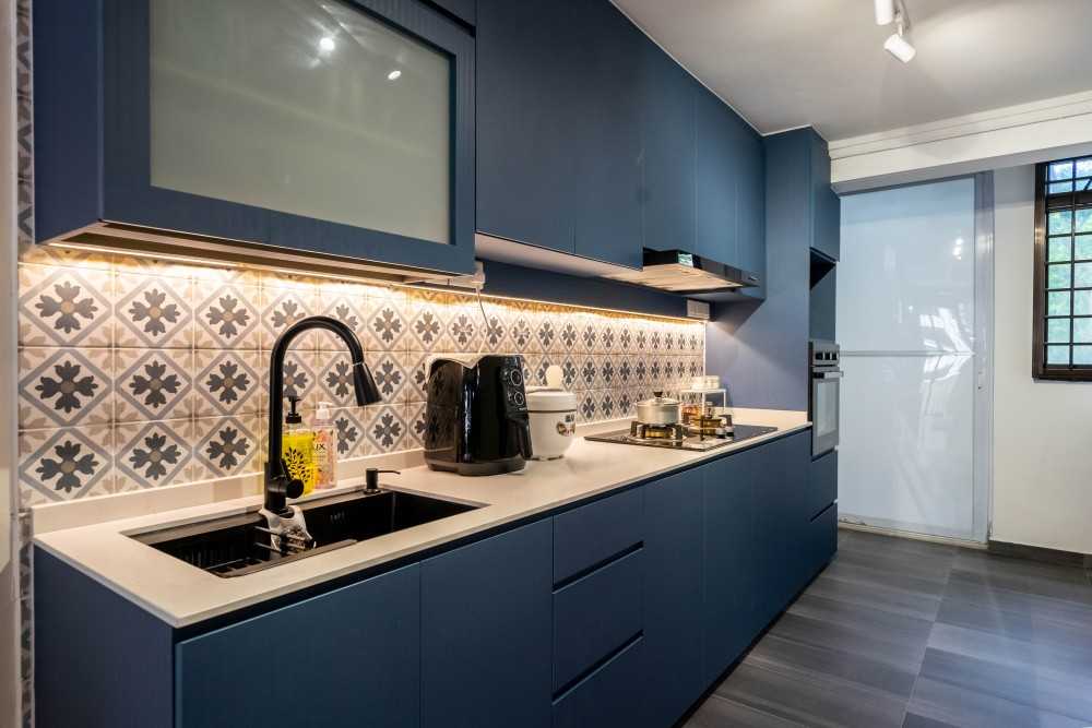 Contemporary Kitchen with Kitchen Island and Open Kitchen