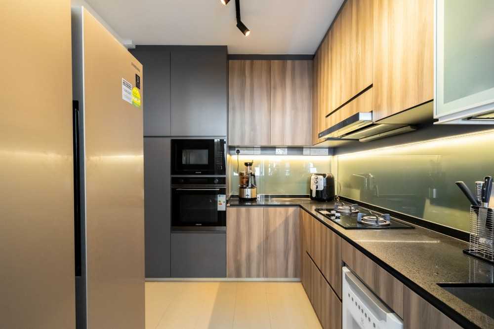 Modern Kitchen with Wood Flooring and Kitchen Window