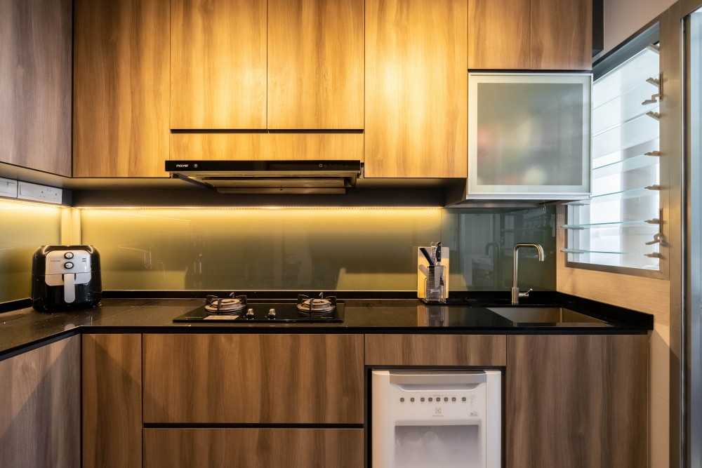 Modern Kitchen with Wood Flooring and Open Kitchen