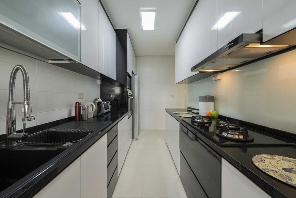 Modern Kitchen with Countertop and Homogeneous Tiles