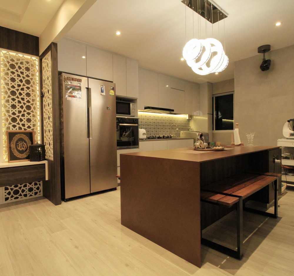 Vintage Kitchen with Vinyl Flooring and Kitchen Island