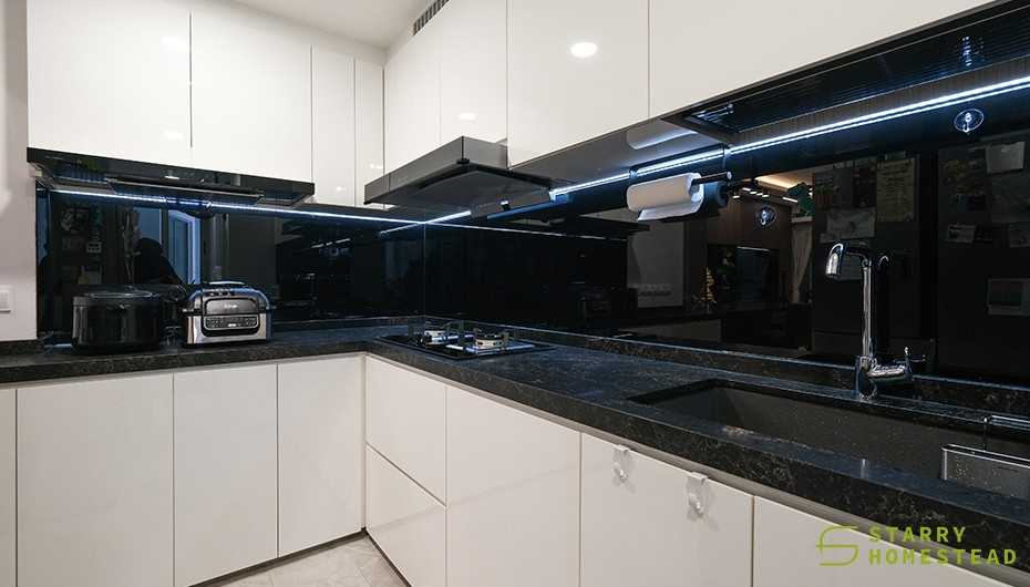 Modern Kitchen with Countertop and Kitchen Cabinets