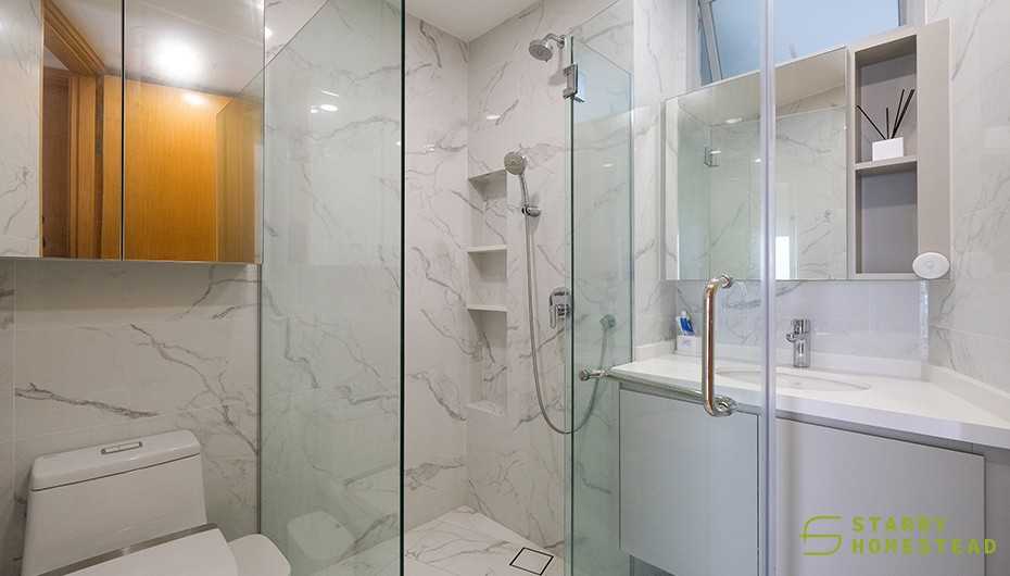 Modern Bathroom with Mirror and Bathroom Storage
