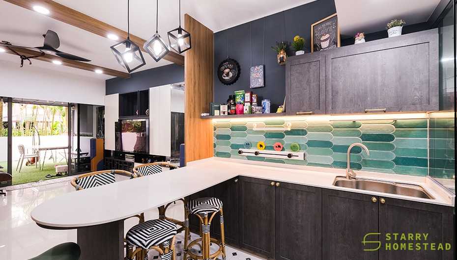 Contemporary Kitchen with Countertop and Kitchen Backsplash