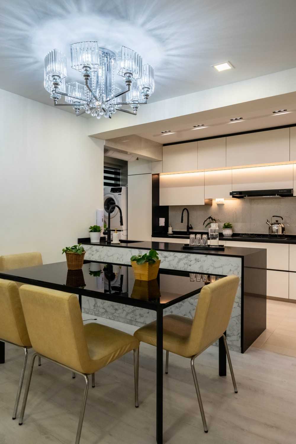 Contemporary Kitchen with Open Kitchen and Kitchen Backsplash