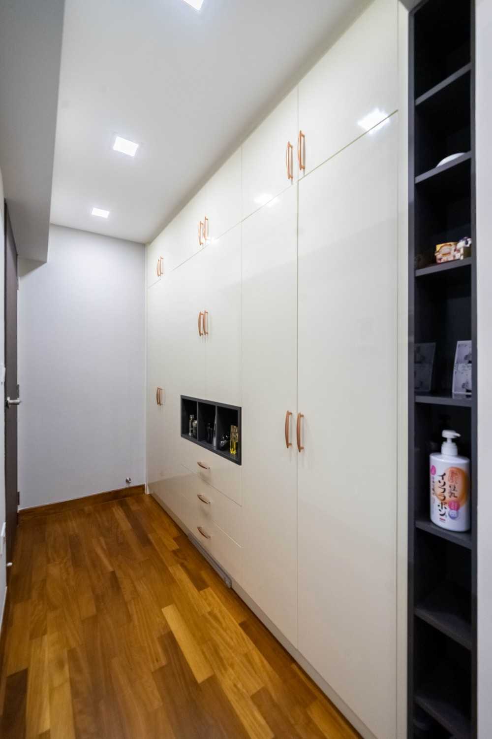Contemporary Walk-in Wardrobe with Mirror and Wardrobe