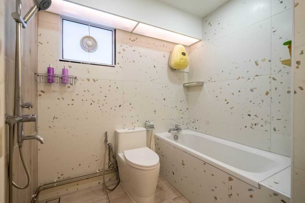 Contemporary Bathroom with Mirror and Bathroom Storage