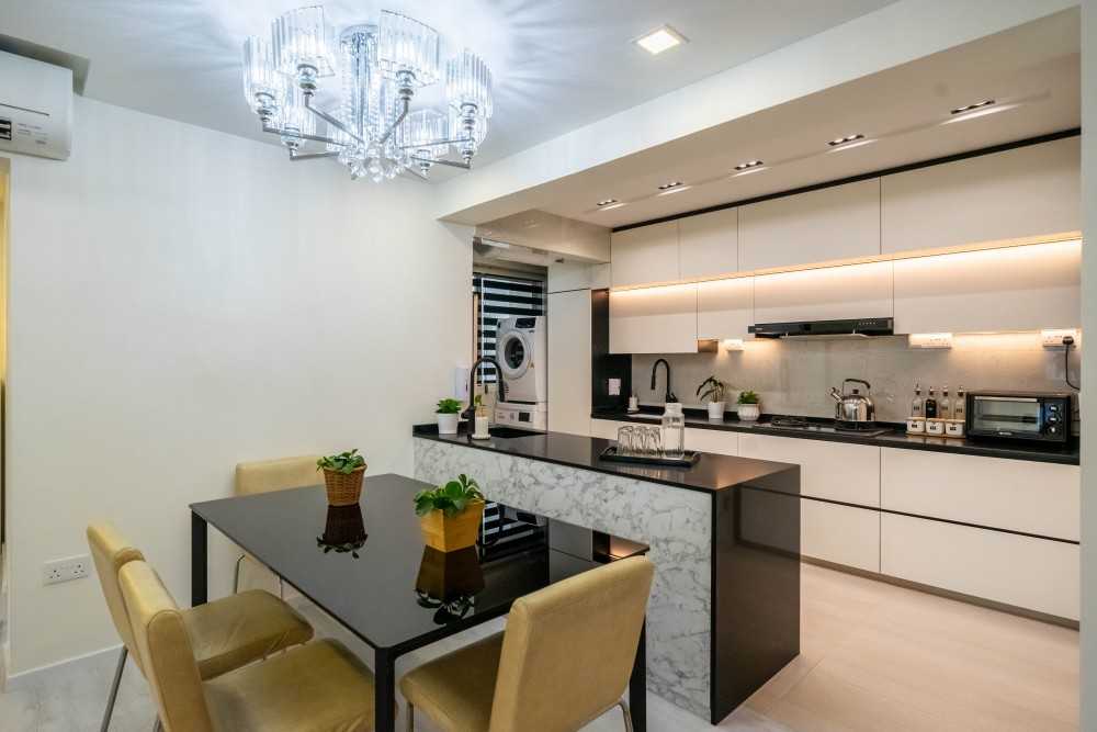 Contemporary Kitchen with Wood Flooring and Kitchen Island