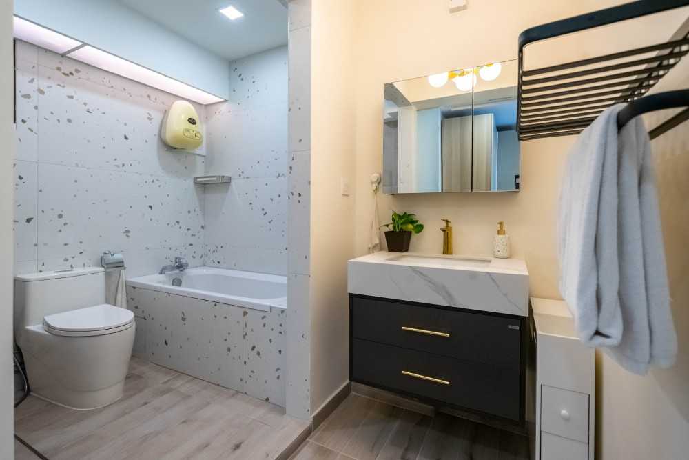 Contemporary Bathroom with Mirror and Bathroom Storage