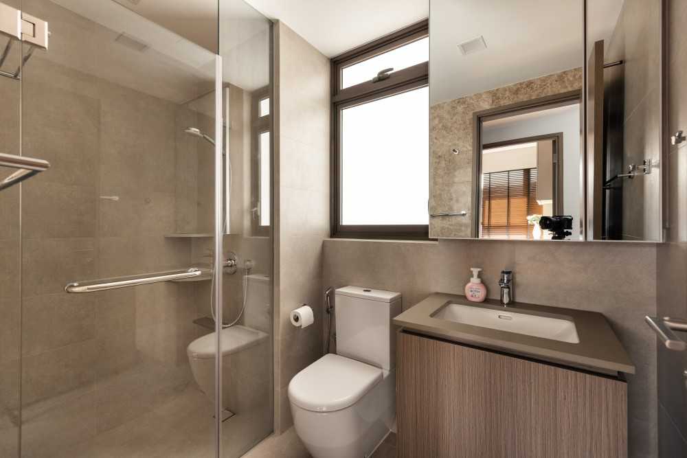Contemporary Bathroom with Homogeneous Tiles and Mirror
