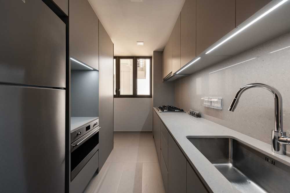 Contemporary Kitchen with Countertop and Homogeneous Tiles