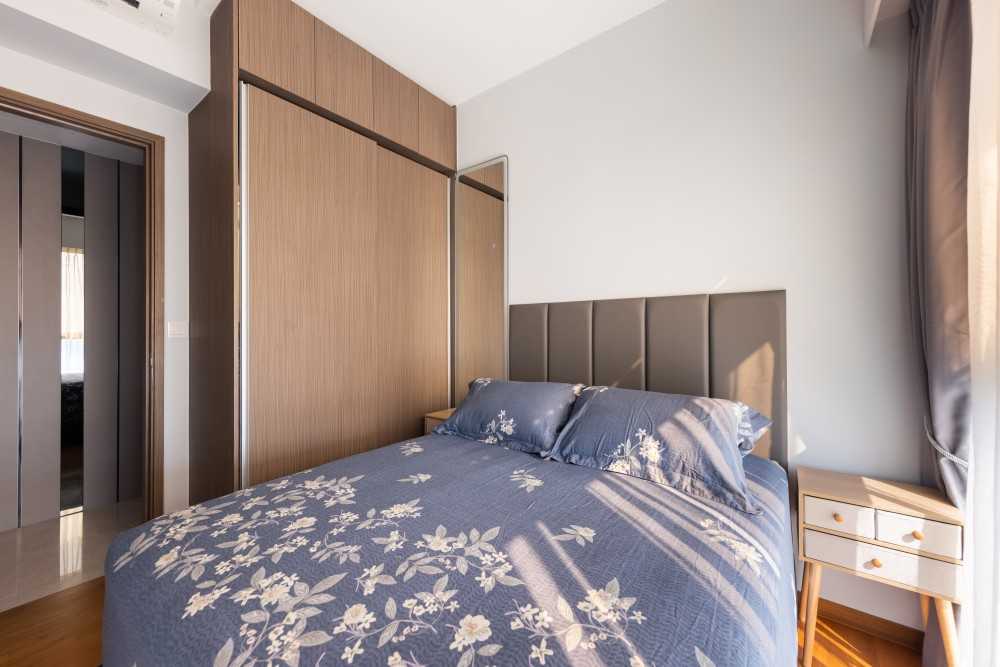 Contemporary Bedroom with Vinyl Flooring and Wardrobe