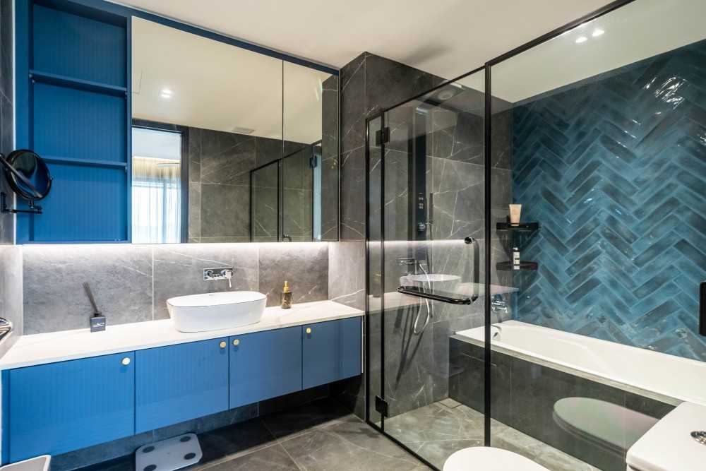 Modern Bathroom with Homogeneous Tiles and Mirror