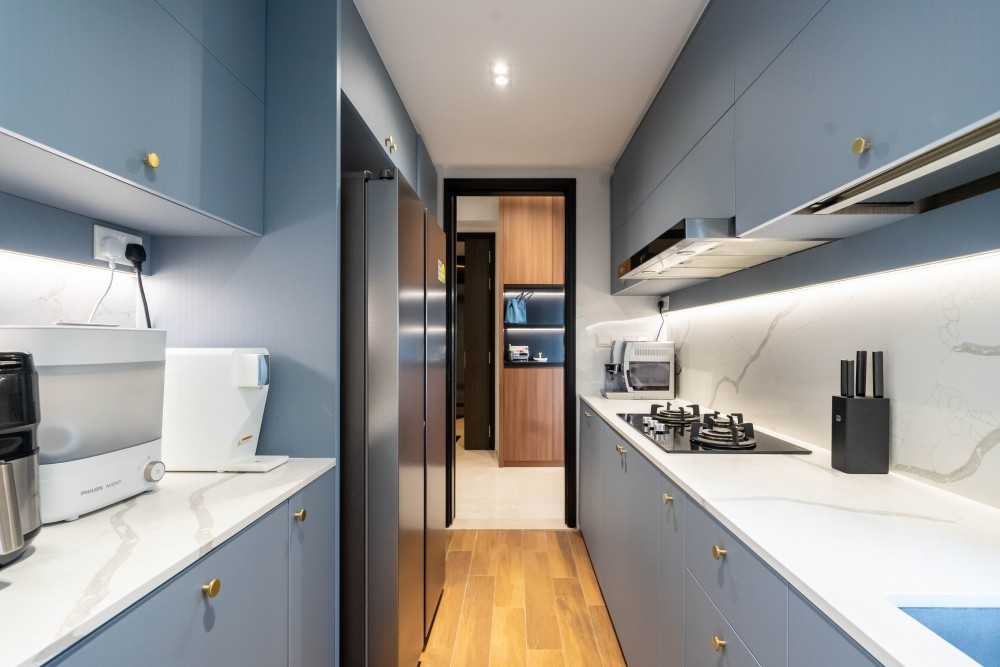 Modern Kitchen with Wood Flooring and Kitchen Window
