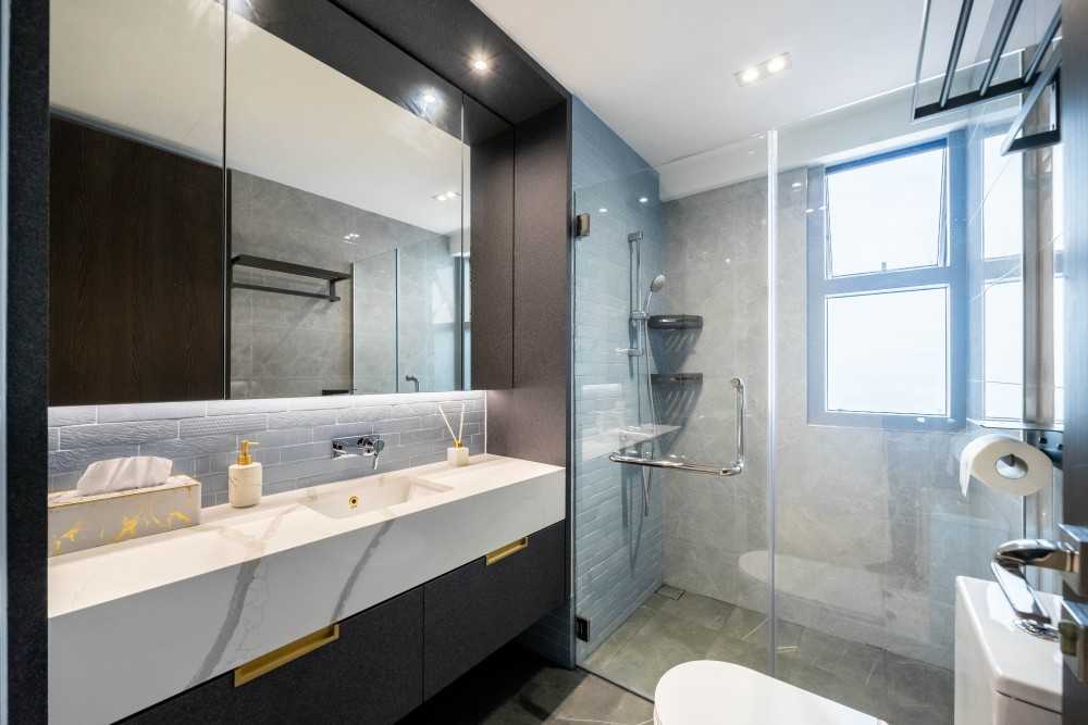 Modern Bathroom with Marble Floor and Mirror