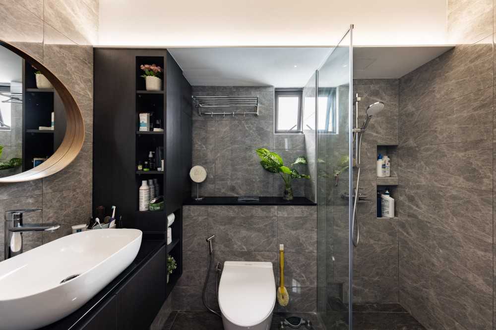 Contemporary Bathroom with Homogeneous Tiles and Shower Screen
