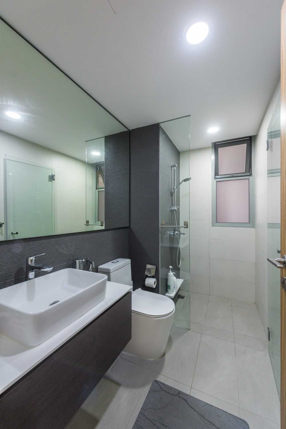 Contemporary Bathroom with Countertop and Homogeneous Tiles