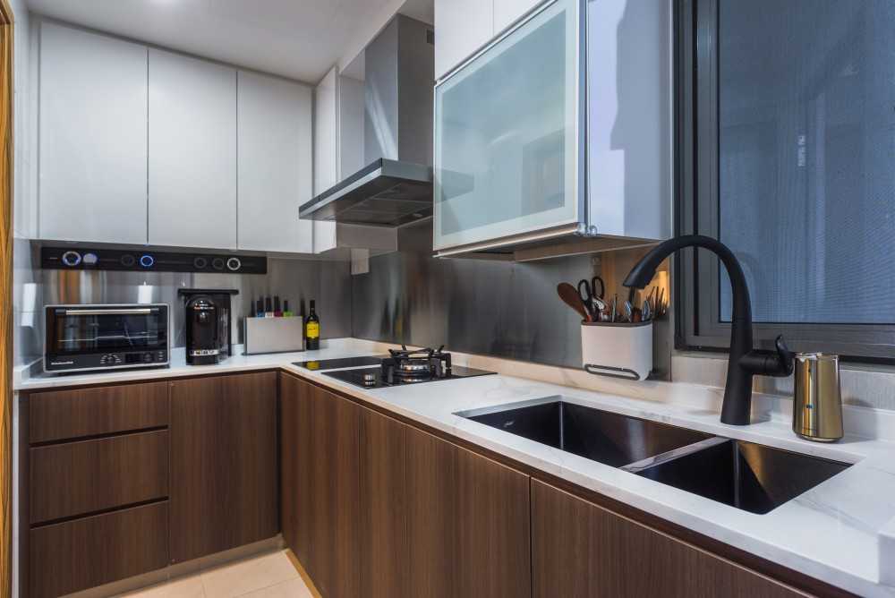 Contemporary Kitchen with Countertop and Homogeneous Tiles