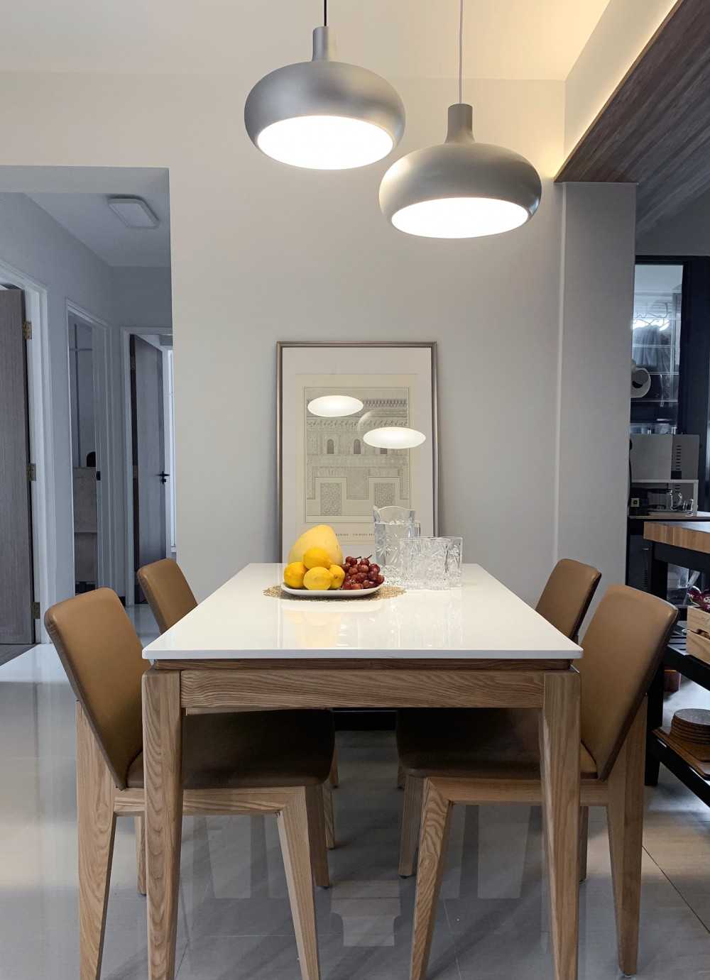 Contemporary Dining Room with Dining Table and Dining Chairs