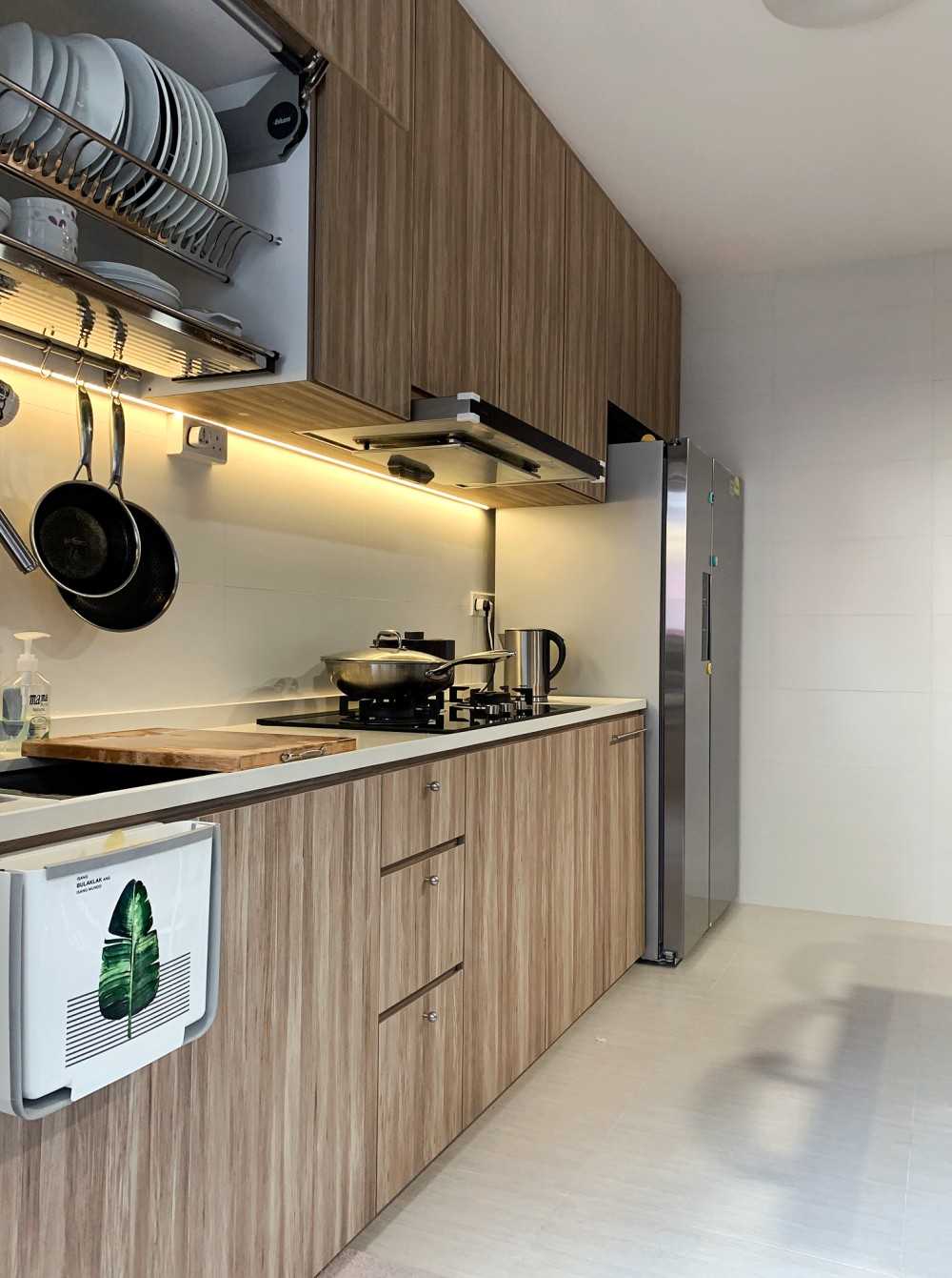 Contemporary Kitchen with Open Kitchen and Kitchen Accessories