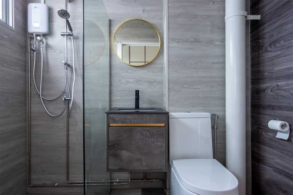 Scandinavian Bathroom with Mirror and Bathroom Storage