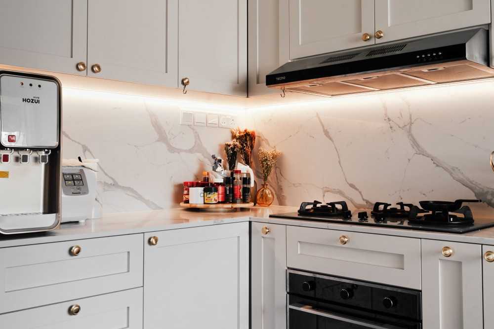 Scandinavian Kitchen with Wood Flooring and Open Kitchen