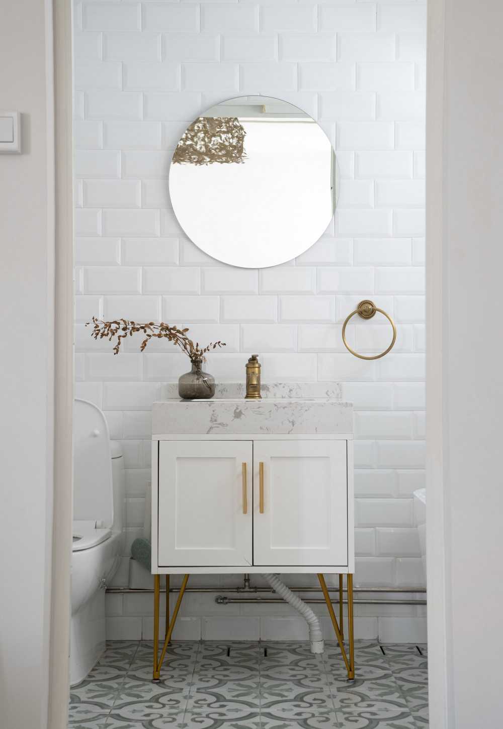 Scandinavian Bathroom with Mirror and Bathroom Storage