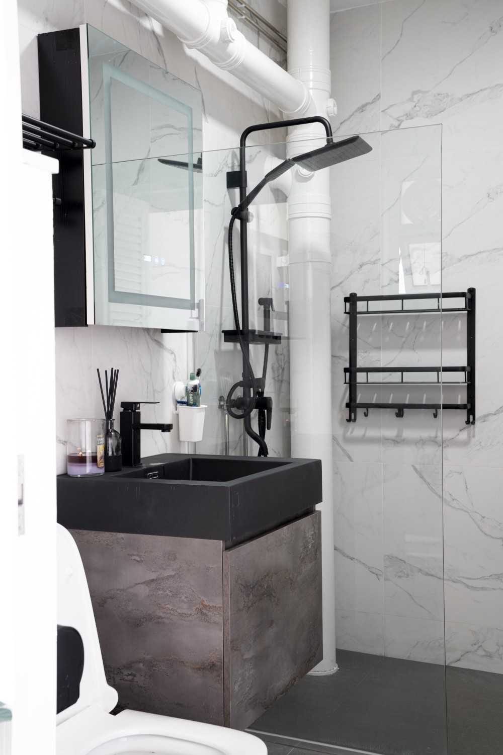 Scandinavian Bathroom with Mirror and Bathroom Storage