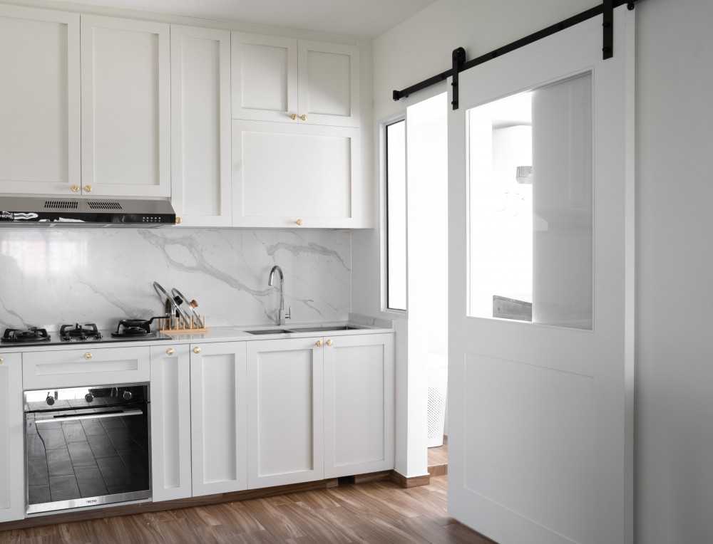 Scandinavian Kitchen with Wood Flooring and Open Kitchen