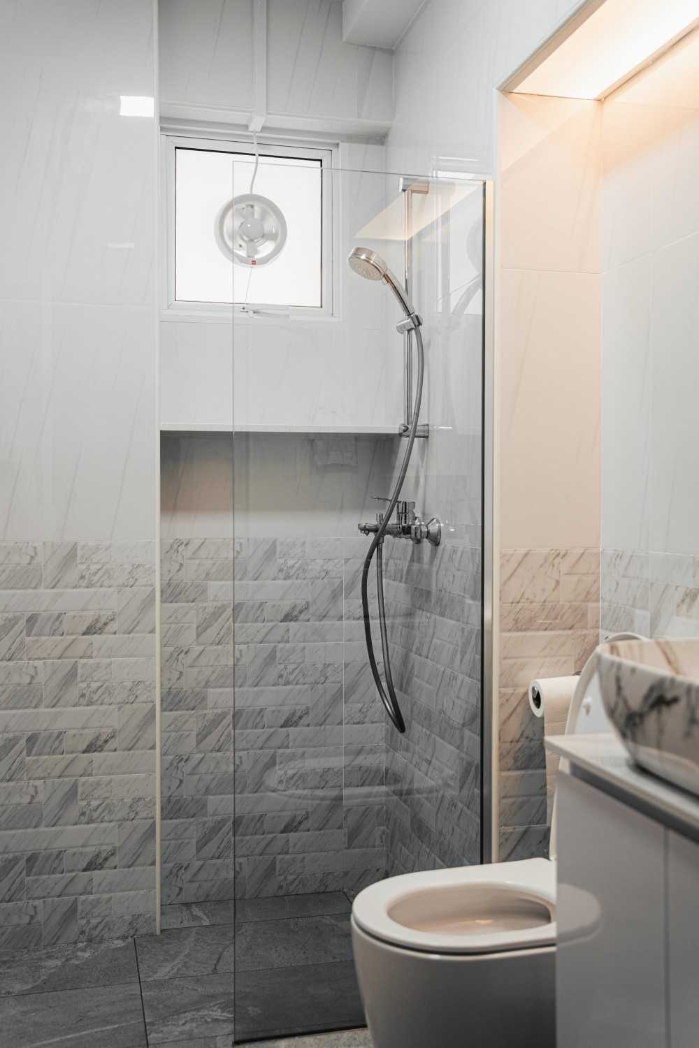 Scandinavian Bathroom with Mirror and Bathroom Storage
