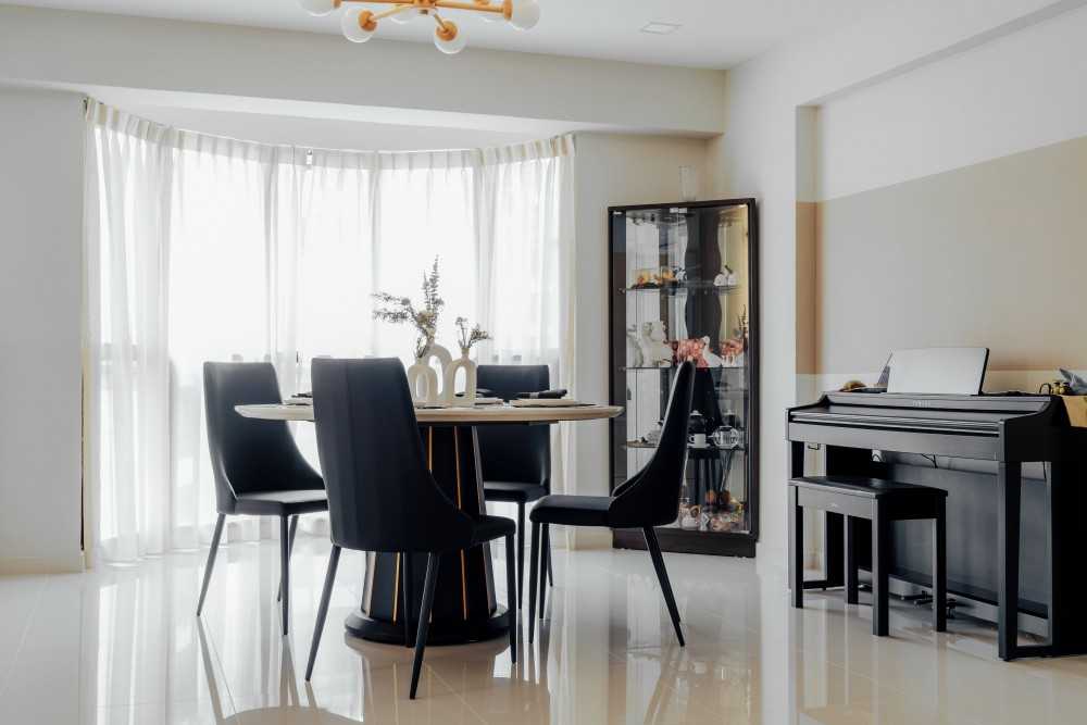 Scandinavian Dining Room with Dining Table and Dining Chairs