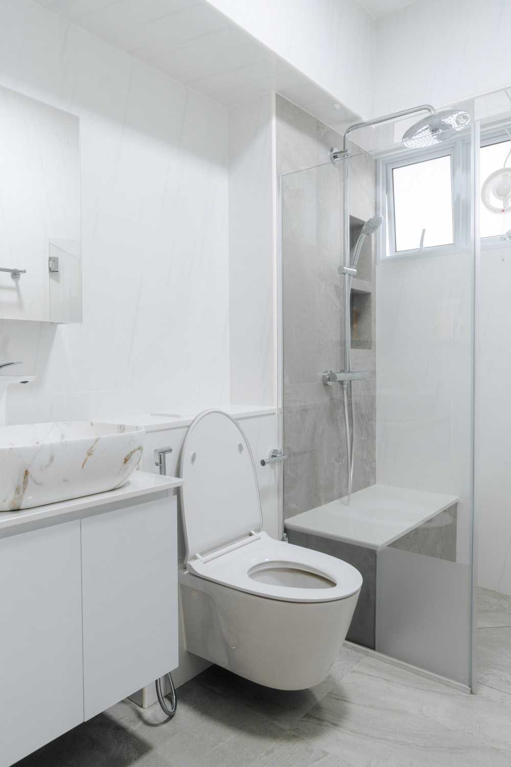 Scandinavian Bathroom with Mirror and Bathroom Storage