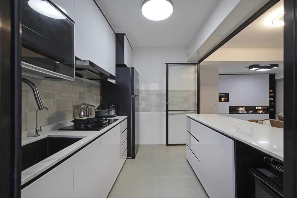 Modern Kitchen with Countertop and Homogeneous Tiles