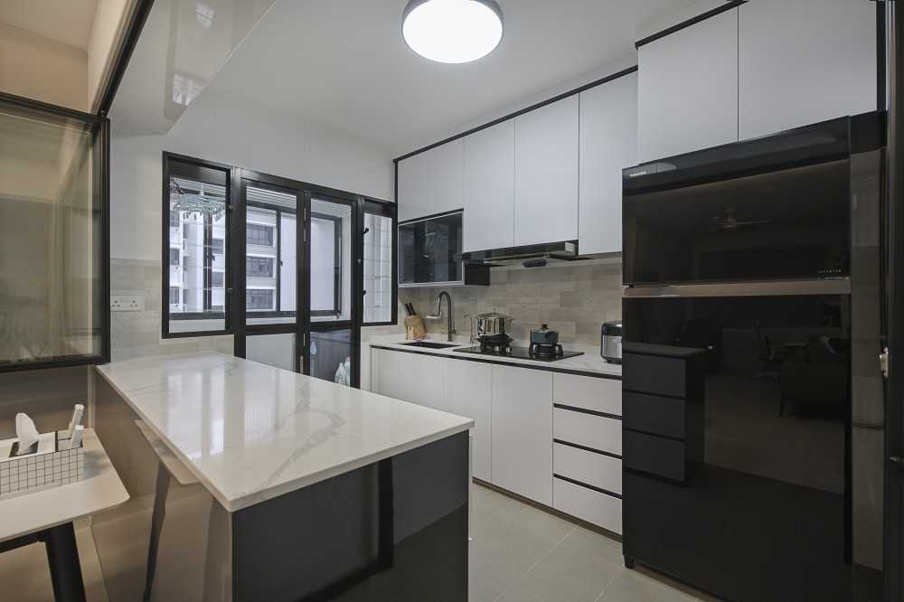 Modern Kitchen with Countertop and Homogeneous Tiles