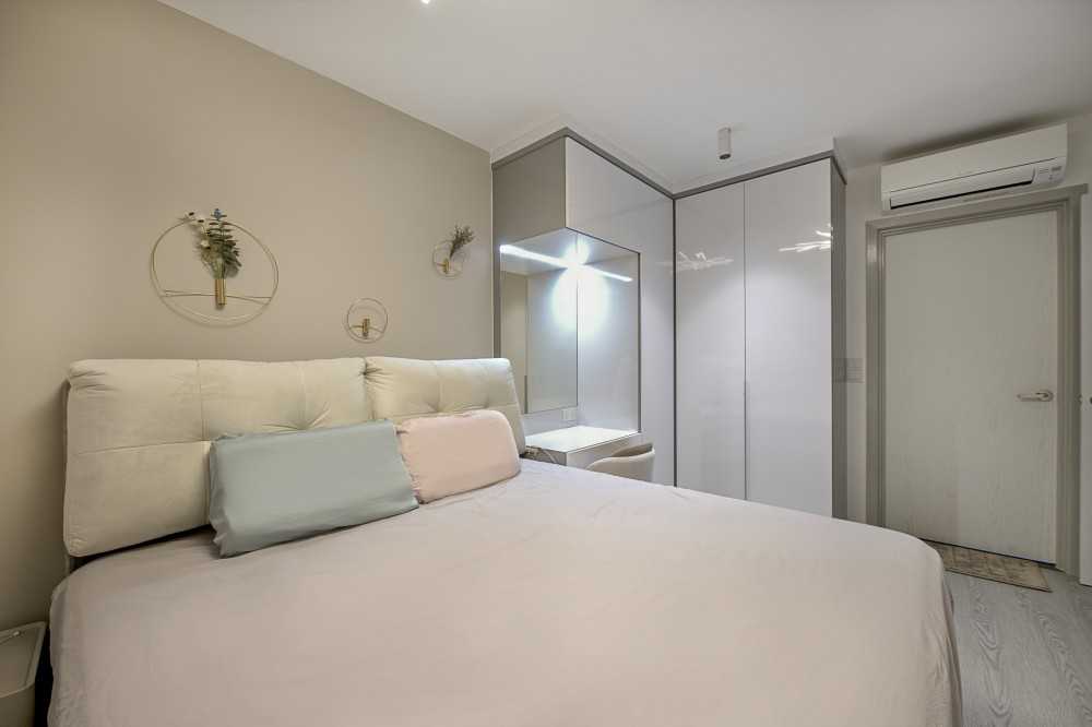 Modern Bedroom with Vinyl Flooring and Wardrobe