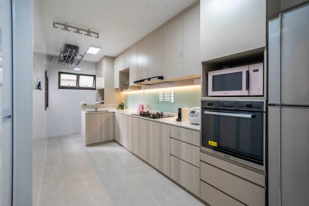 Contemporary Kitchen with Kitchen Accessories and Kitchen Tap