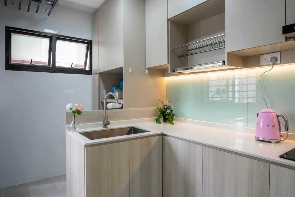 Contemporary Kitchen with Wood Flooring and Kitchen Backsplash