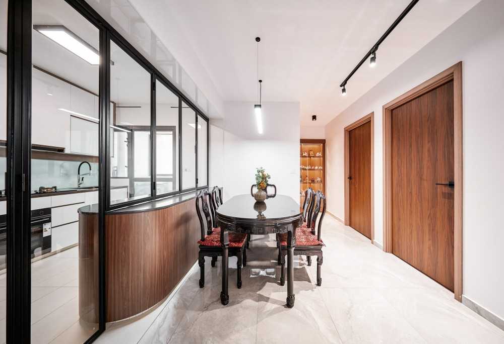 Contemporary Dining Room with Dining Table and Dining Chairs