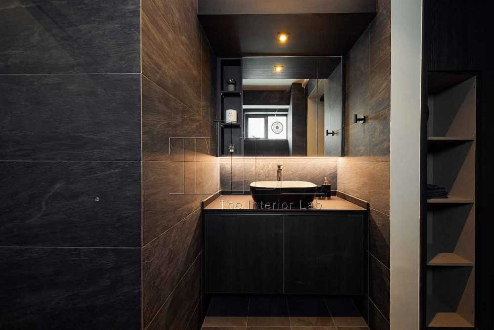 Modern Bathroom with Countertop and Mirror