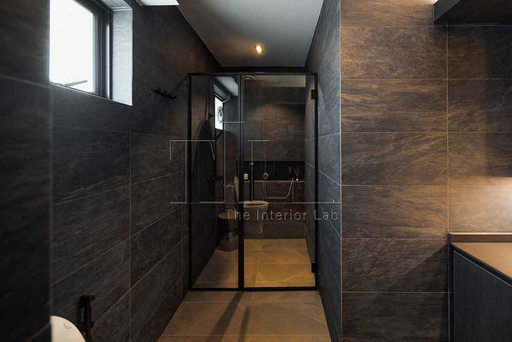 Modern Bathroom with Glass Door and Shower Screen