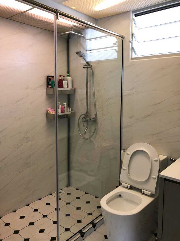 Scandinavian Bathroom with Mirror and Bathroom Storage