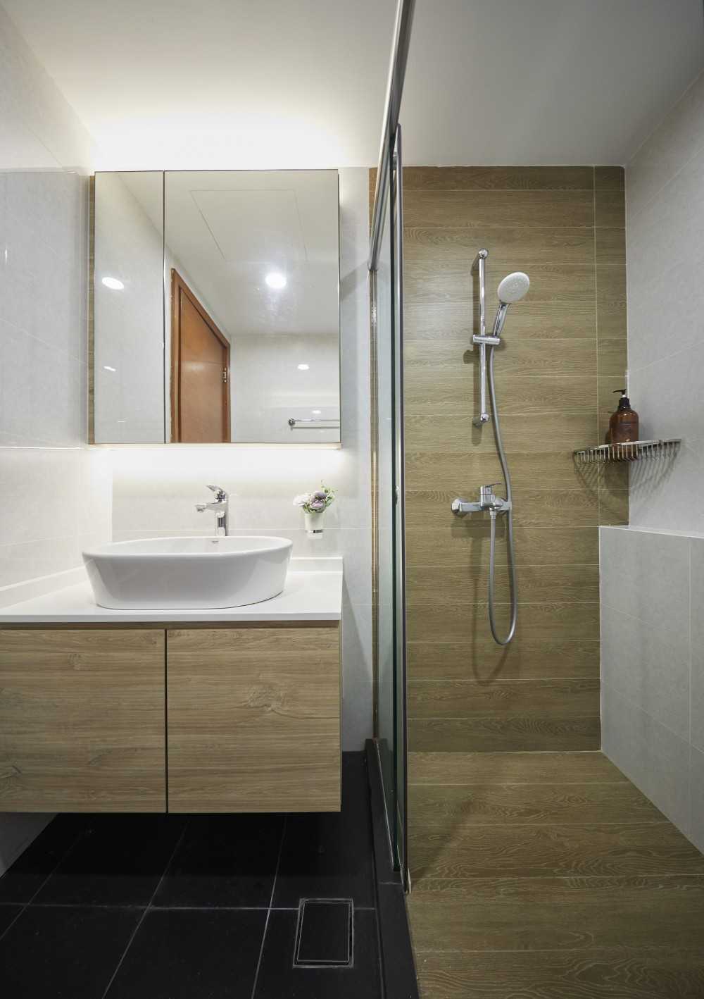 Scandinavian Bathroom with Mirror and Bathroom Storage